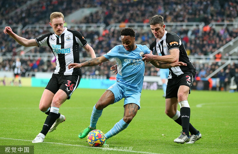 纽卡斯尔联门将目送皮球入网，眼中写满了无奈与失望。