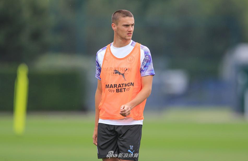 京多安在训练中仔细观察队友的跑位，作为一名经验丰富的中场节拍器，他深知在复赛后的密集赛程中，控制节奏比盲目冲刺更为重要。