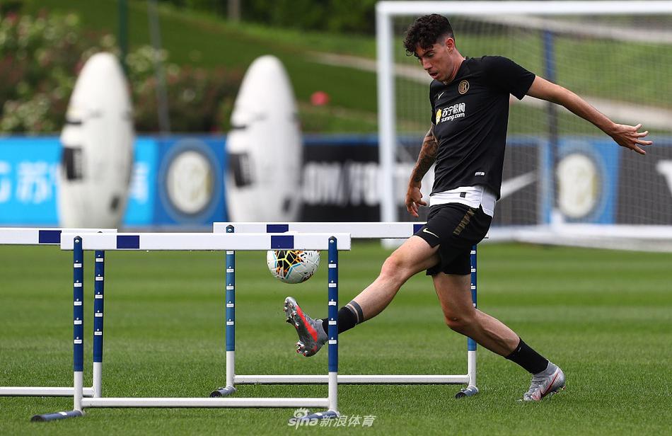 全队在训练尾声围成一圈，手臂搭着肩膀，用集体的力量高喊加油口号