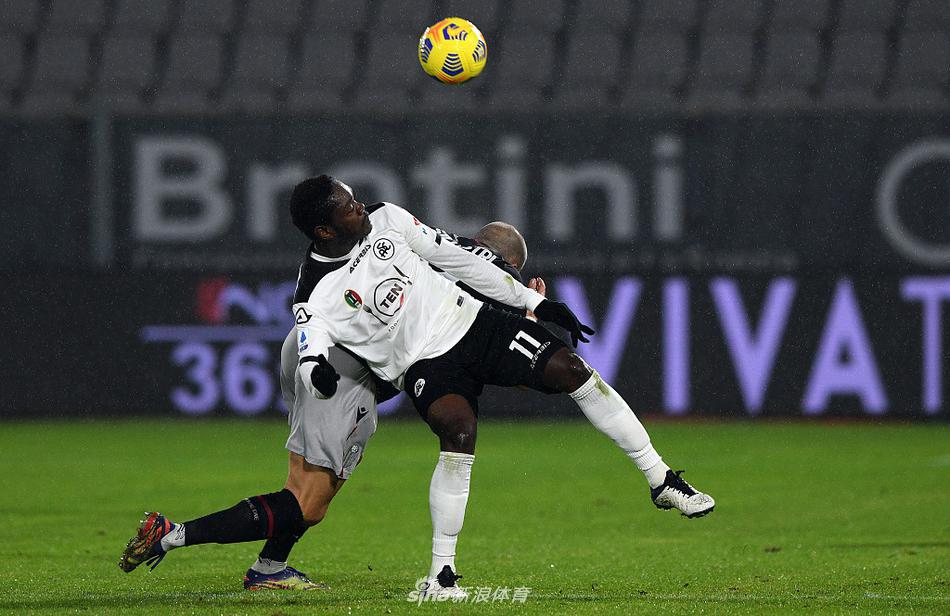 博洛尼亚球员多明戈斯进球后，表情严肃地握拳怒吼，从他身边跑过的队友神情振奋，而远处的斯佩齐亚门将则无奈地瘫坐在草地上，对丢球感到失望。