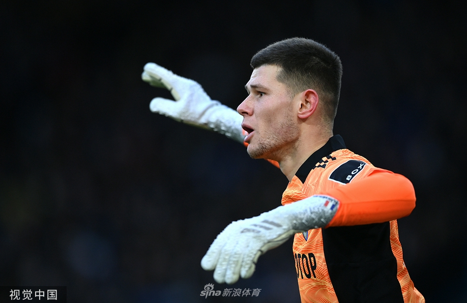 进球后的泰勒·罗伯茨张开双臂肆意狂奔，他的脸上写满了兴奋与激情，身后的队友达拉斯也伸出手臂指向他，共同庆祝这一打破僵局的精彩瞬间