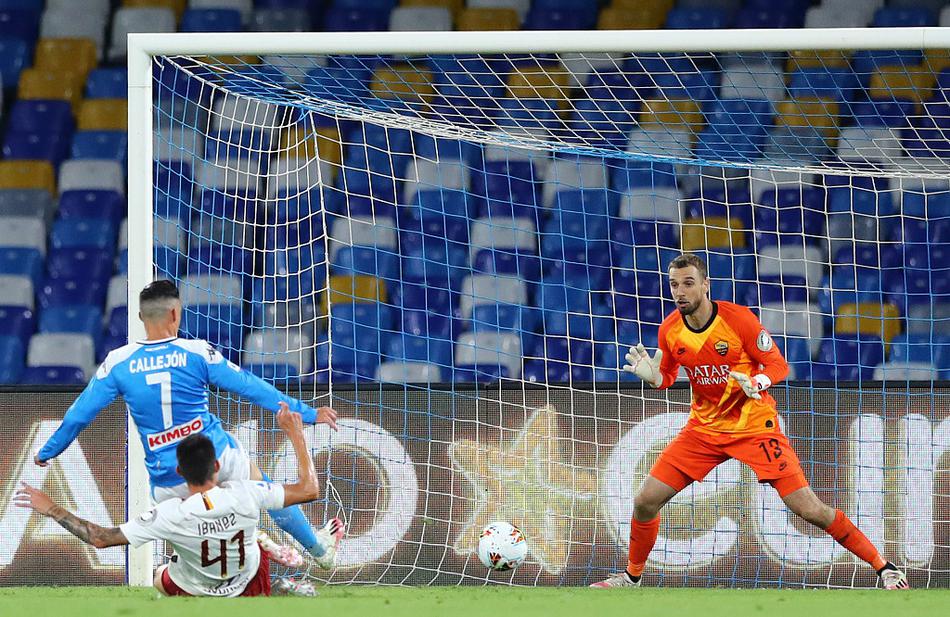 进球后的卡列洪张开双臂尽情狂奔，他身后的队友们纷纷涌来，脸上洋溢着终于打破僵局的狂喜，那不勒斯的板凳席也是一片沸腾，仿佛要将整个教练席掀翻。