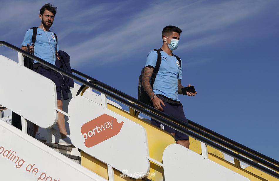 德布劳内与斯特林并肩而行，有说有笑，世界第一中场与英超突破王脸上写满自信与轻松