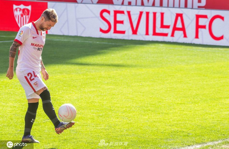 帕普-戈麦斯身穿塞维利亚训练服，在皮斯胡安球场的草皮上轻盈地盘带，他的眼神专注而灵动，仿佛在与这座拥有悠久历史的球场进行第一次无声的对话。
