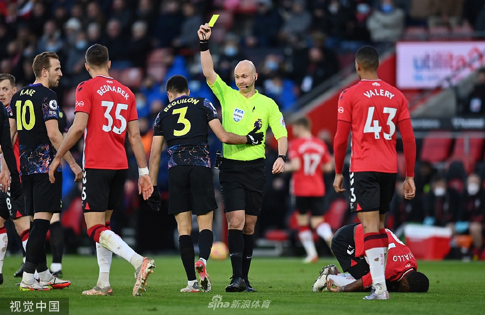 哈里·凯恩主罚点球瞬间，他目光坚定地注视球门，右脚大力抽射，皮球如一道白光般飞向网窝，门将虽判断对方向但仍无力回天。