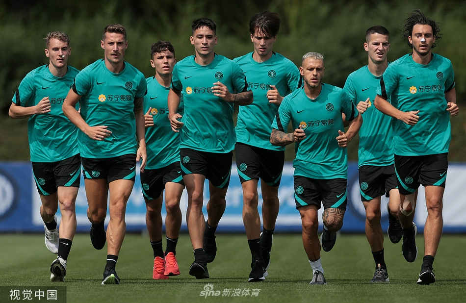 炎阳下的专注瞬间，国米将士在教练组指导下进行高强度有氧训练，每一滴汗水都折射出对卫冕的渴望