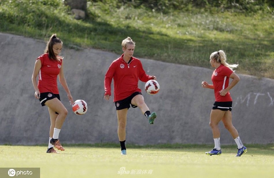 训练结束后，加拿大女足队员们围成一圈相互鼓舞，手臂搭在彼此肩上，展现出不屈的团队精神。