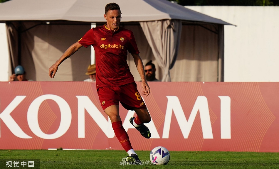 罗马边锋扎尼奥洛带球快速推进，尼斯防守球员且战且退，紧张的攻防一触即发