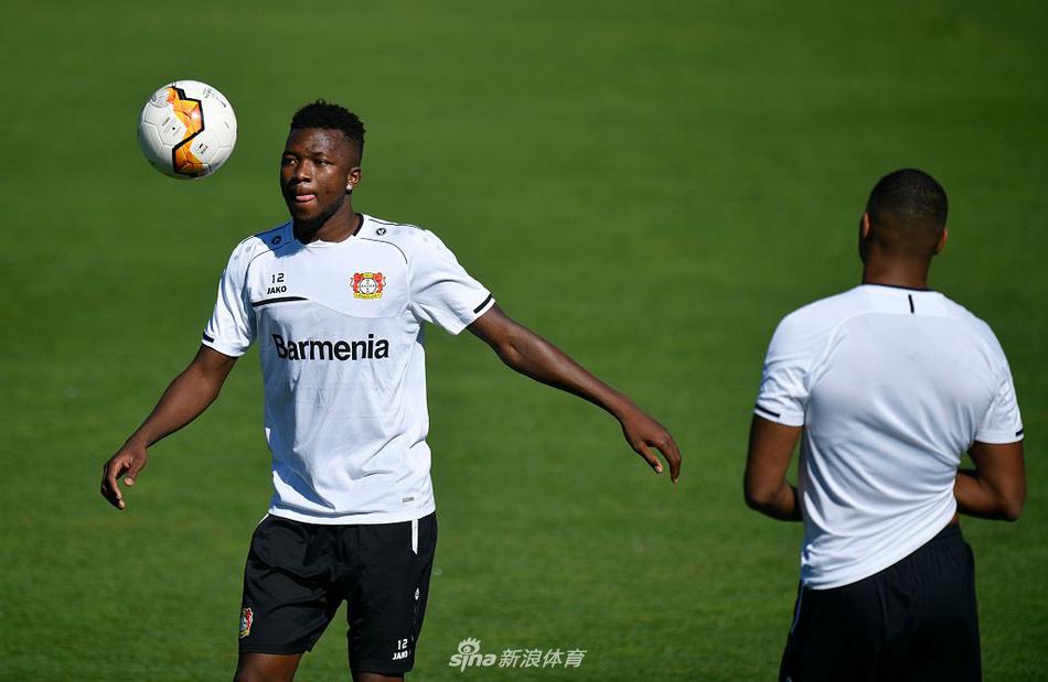 球员们进行抢圈热身，笑容满面展现良好团队氛围