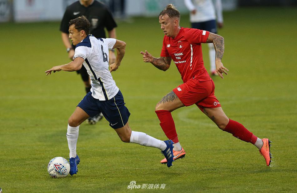 进球后的莱顿东方球员们紧紧拥抱在一起庆祝，虽然只是友谊赛，但他们的脸上依然洋溢着喜悦和成就感，场边的教练组也在鼓掌致意。