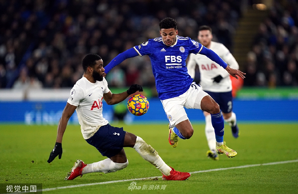 莱斯特城球员赛后神情落寞，在漫天飞雪中低头离场，与庆祝的热刺球员形成鲜明对比。