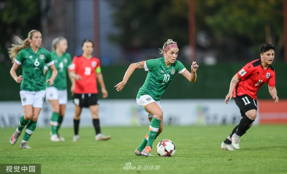 终场哨响，爱尔兰全队肩搭着肩走向远道而来的球迷看台，共同庆祝这场里程碑式的胜利，每个人的脸上都写满了对未来的坚定信念。