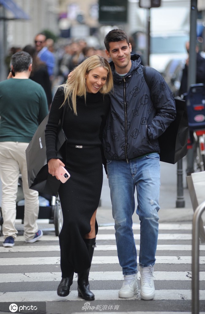 喧嚣的街头仿佛成了他们的二人世界，莫拉塔低头轻吻爱丽丝，那一刻周围的繁华都成了背景。