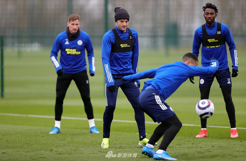 中场发动机蒂勒曼斯在逼抢中从容转身，他的眼神越过皮球直视前方，仿佛已经看穿了几天后对手的防线缝隙。