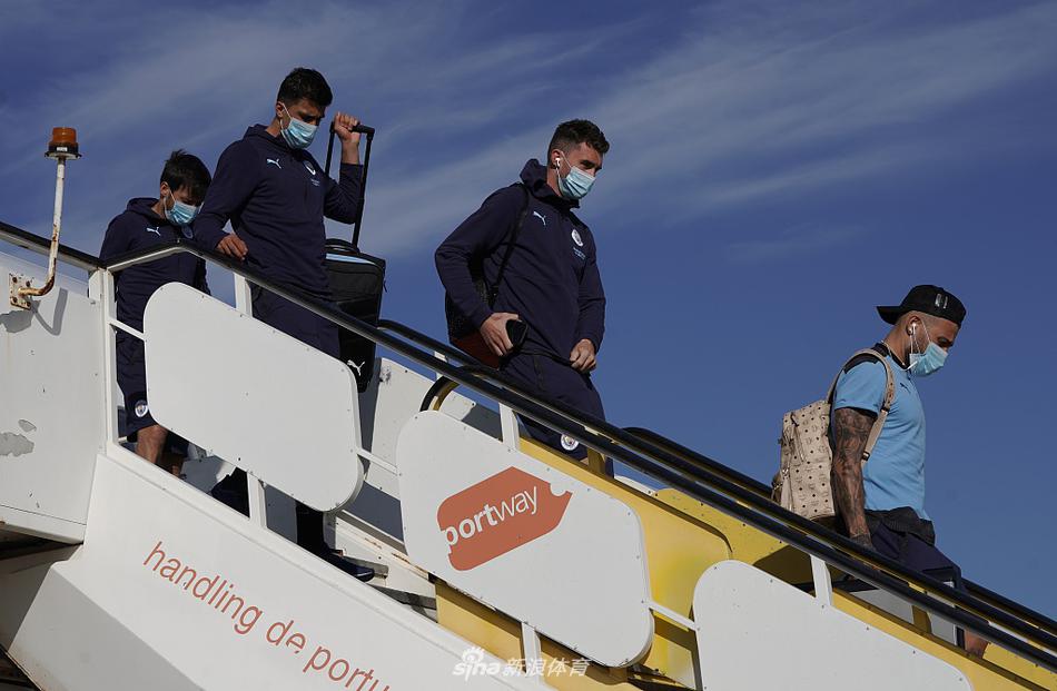 贝尔纳多·席尔瓦与京多安轻松交谈，两位技术大师将用控球节奏调度对手的防线