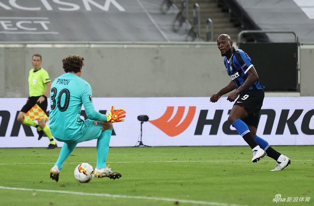 终场哨响，国米众将围成一圈相互鼓劲，他们已将目光投向了即将到来的终极决战。