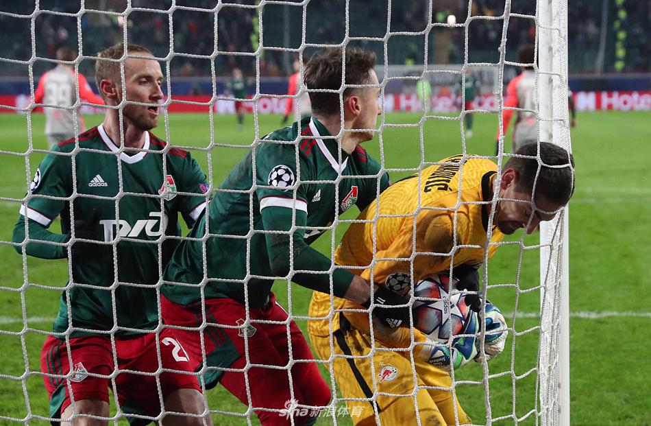 比赛结束的哨声吹响，萨尔茨堡红牛的球员们忘情地在客场庆祝这场关键的胜利，而莫斯科火车头的队员们则落寞地站在寒风中，眼神中充满了不甘与失落。