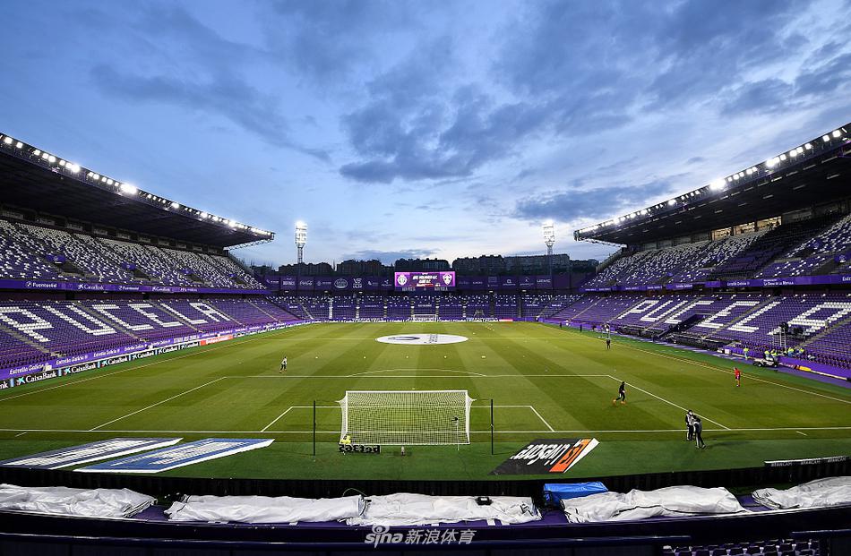 完成绝平头球的华金·费尔南德斯被疯狂的队友们团团围住，这粒金子般的进球不仅挽救了球队，也点燃了整个索里利亚球场的激情。