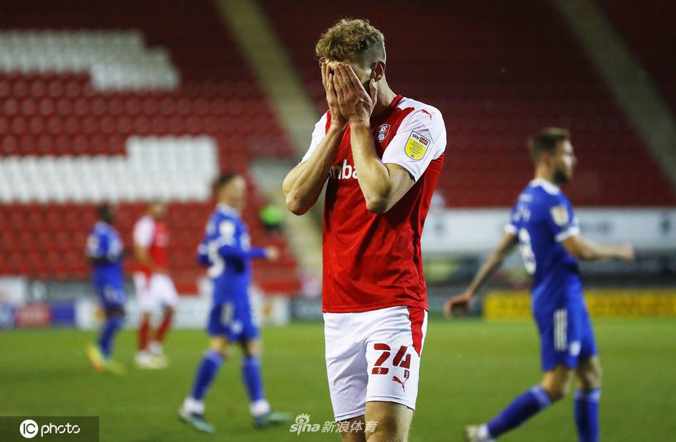 马特·曲斯在门前抓住机会，将队友的精准传中轻松推进网窝，为他欢呼的队友与身后寂静的雪夜看台形成鲜明对比。