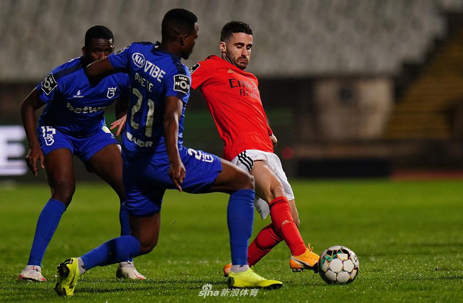 后卫韦里西莫在与对手的争顶中胜出，狠狠将球砸进球网，落地后他咆哮着宣泄进球后的兴奋之情