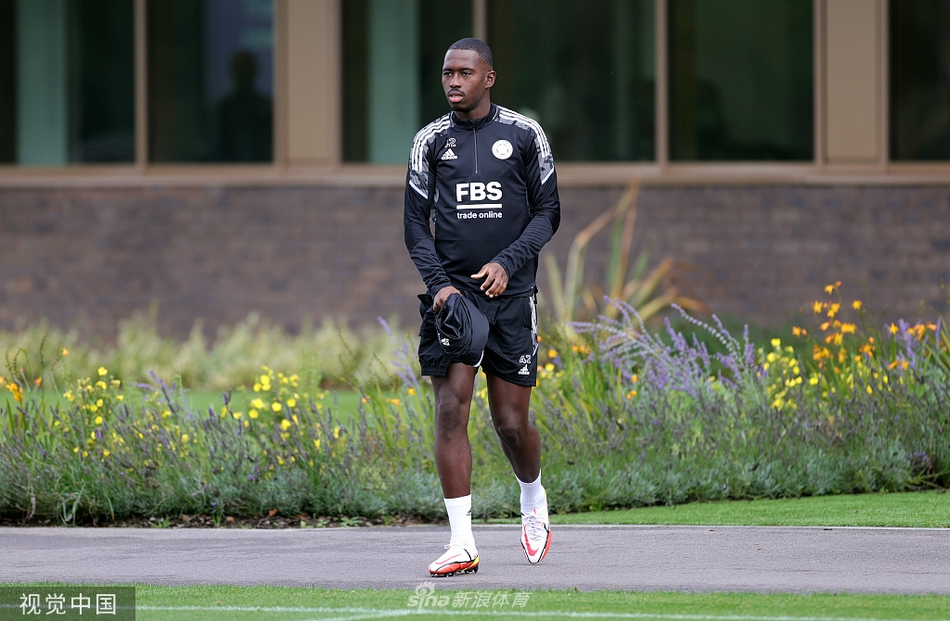 训练尾声，全队围成一个圈，气氛热烈，小舒梅切尔在圈中央高声呼喊，激励着每一位队友，昭示着这支球队的团结与对胜利的渴望。