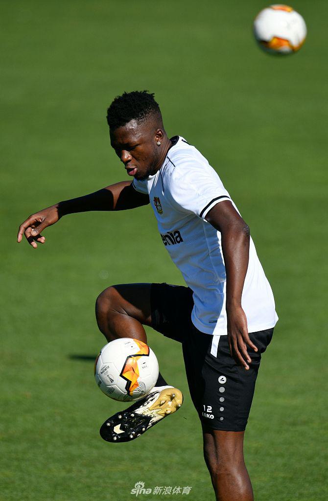 训练结束，勒沃库森全队围成一圈，高喊口号提振士气