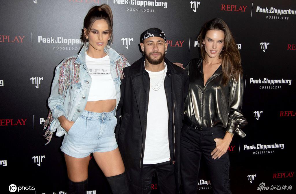 亚历山大·安布罗休身着亮面衬衫搭配修身长裤，双手插兜，气场十足；伊莎贝尔·歌勒则穿着浅蓝色牛仔套装，秀出紧致腹肌，两人在红毯上展现出截然不同的时尚魅力。