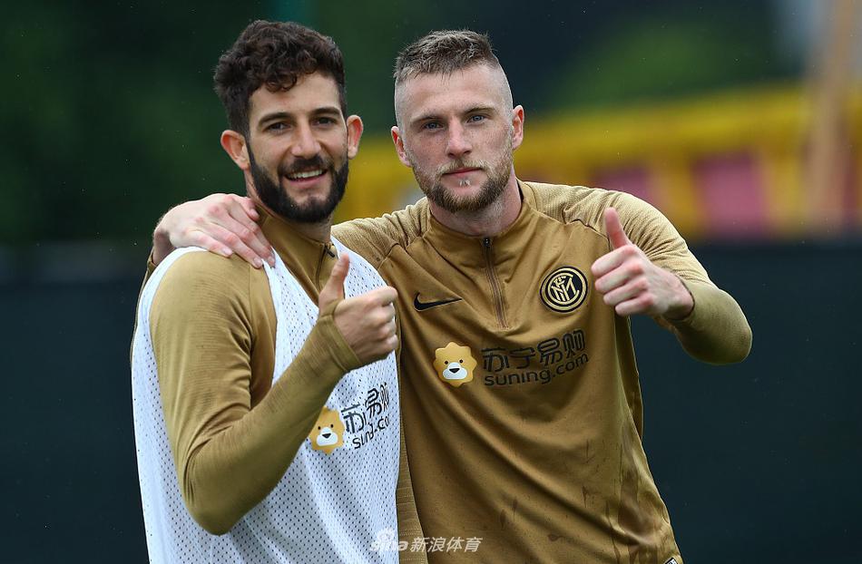 孔蒂教练双手叉腰站在场边，目光如炬地注视着场上的一举一动，他严肃的面孔下隐藏着对战术细节的极致追求，仿佛在雕刻一件艺术品。