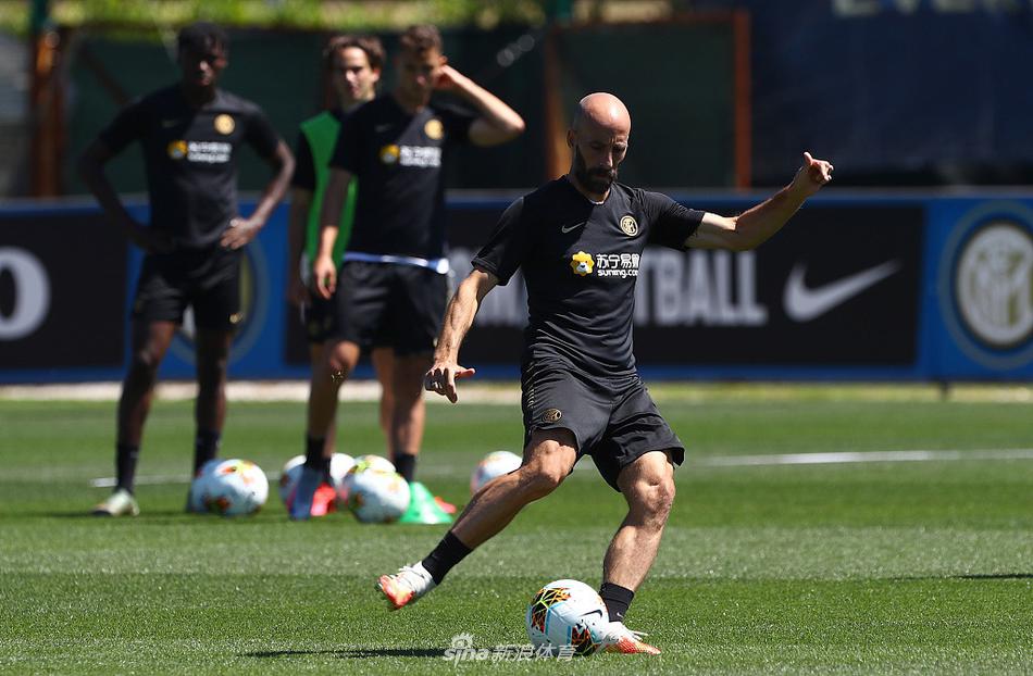 埃里克森一脚精准的长传转移，皮球在空中划过一道美妙的弧线，准确地找到了边路插上的阿什拉夫，这套经过千锤百炼的进攻套路，即将在梅阿查的正式比赛中接受检验。