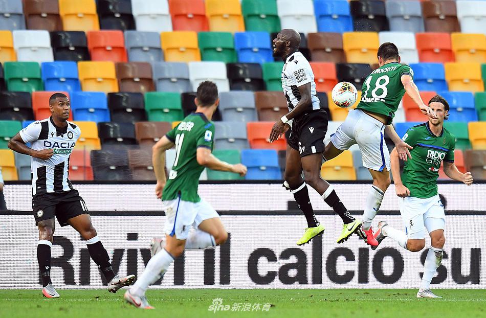 拉萨尼亚在比赛末段高高跃起，用一记强有力的头槌攻破了亚特兰大的球门，将比分顽强地扳为2比3。