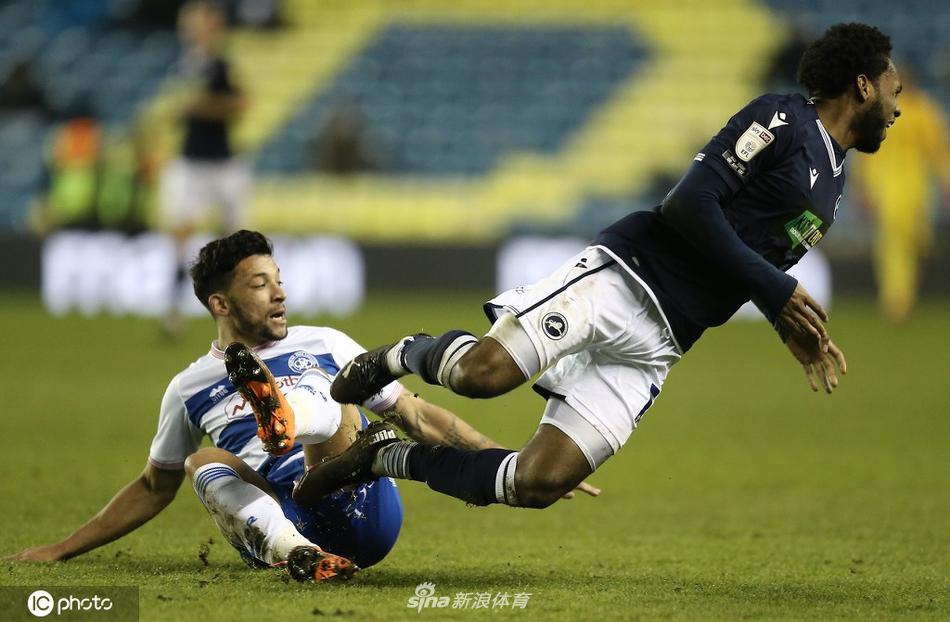 比赛进入白热化阶段，双方球员在边线附近展开激烈拼抢，足球成为唯一的焦点，空气中弥漫着紧张与对抗的火药味。