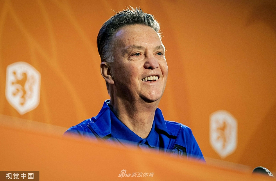 发布会上范加尔神情专注，右手轻轻抬起比划，仿佛正在向在场的记者详细拆解即将到来的世预赛战术蓝图。