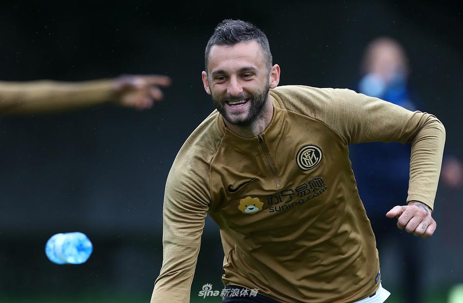 在阳光沐浴下，身穿亮黄色背心的国际米兰球员们在绿茵场上全力冲刺，带起的草屑在阳光下飞舞，仿佛在为即将到来的战斗预热。