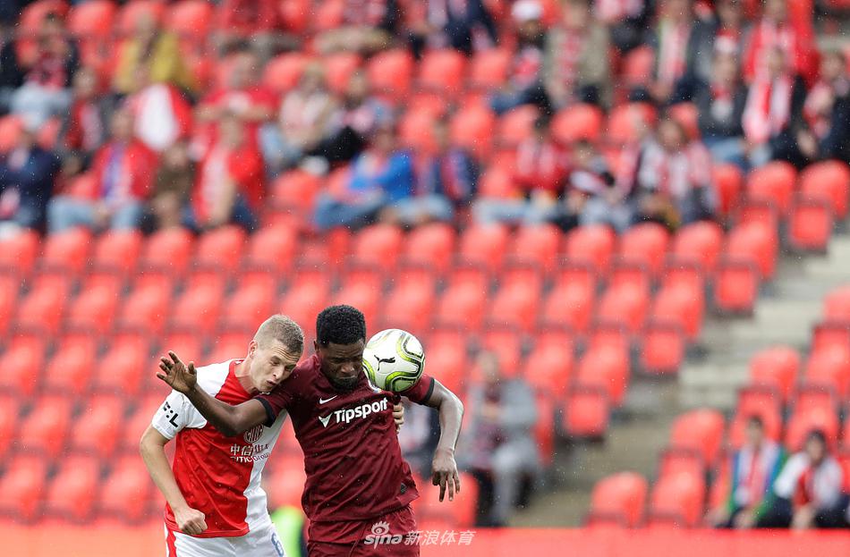 比赛陷入僵局，一名斯拉维亚球员带球突破时遭到两名斯巴达防守球员的夹击，脚下的足球成为双方拼抢的焦点，现场球迷的呐喊声此起彼伏。