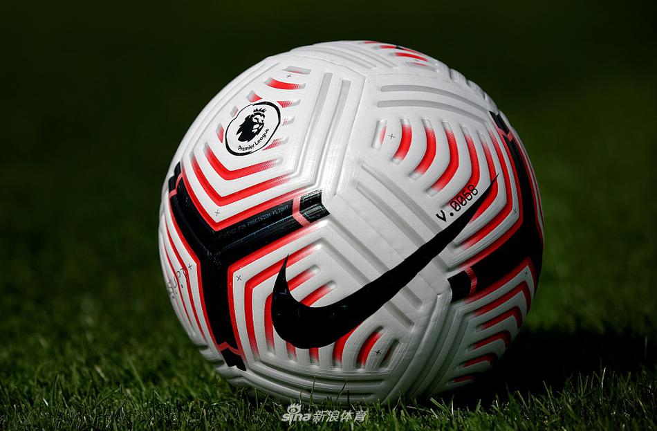 摄影师运用了极具动感的俯拍视角，捕捉到新球在草皮上滚动的瞬间，飞溅起的零星草屑凝固在空中，让人仿佛能透过画面听到皮球与地面摩擦时那充满力量感的声响。