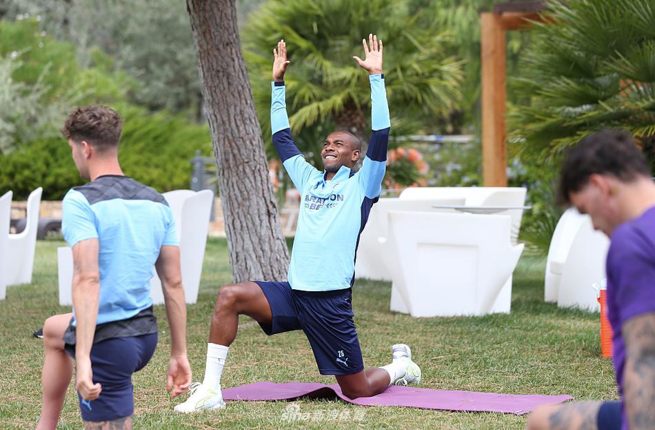 斯特林在盘带训练中犹如一道蓝色闪电，脚下的皮球仿佛被黏住一般，他的眼神中透露出对进球的渴望