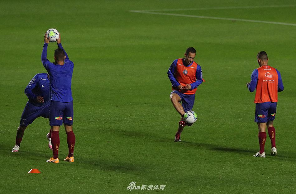 雨战中，巴伊亚的罗西在混乱的人群中机敏地捅射破门，皮球应声入网，他张开双臂激情滑跪，庆祝这粒来之不易的客场进球，瞬间点燃了己方替补席的激情。