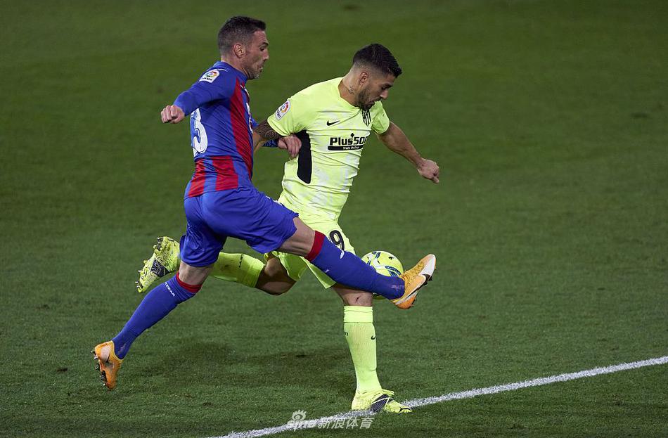 苏亚雷斯张开双臂，在伊普鲁阿市政球场狂奔庆祝自己的扳平进球，他的脸上写满了坚毅和霸气，身后是追赶不上的埃瓦尔后卫。