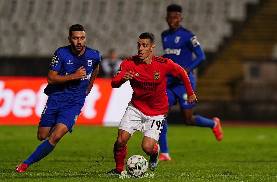 里斯本光明球场的灯光照亮了夜空，整座球场沉浸在球队大胜的欢腾氛围中，场面蔚为壮观