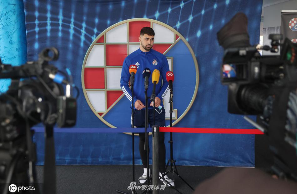 最后一张照片中，球员结束发布会起身离席，窗外明媚的阳光洒在他身上。他面带微笑，轻松地整理着衣袖，仿佛在向外界传递一个信号：无论对手是谁，我们都已准备好在主场全力一搏。