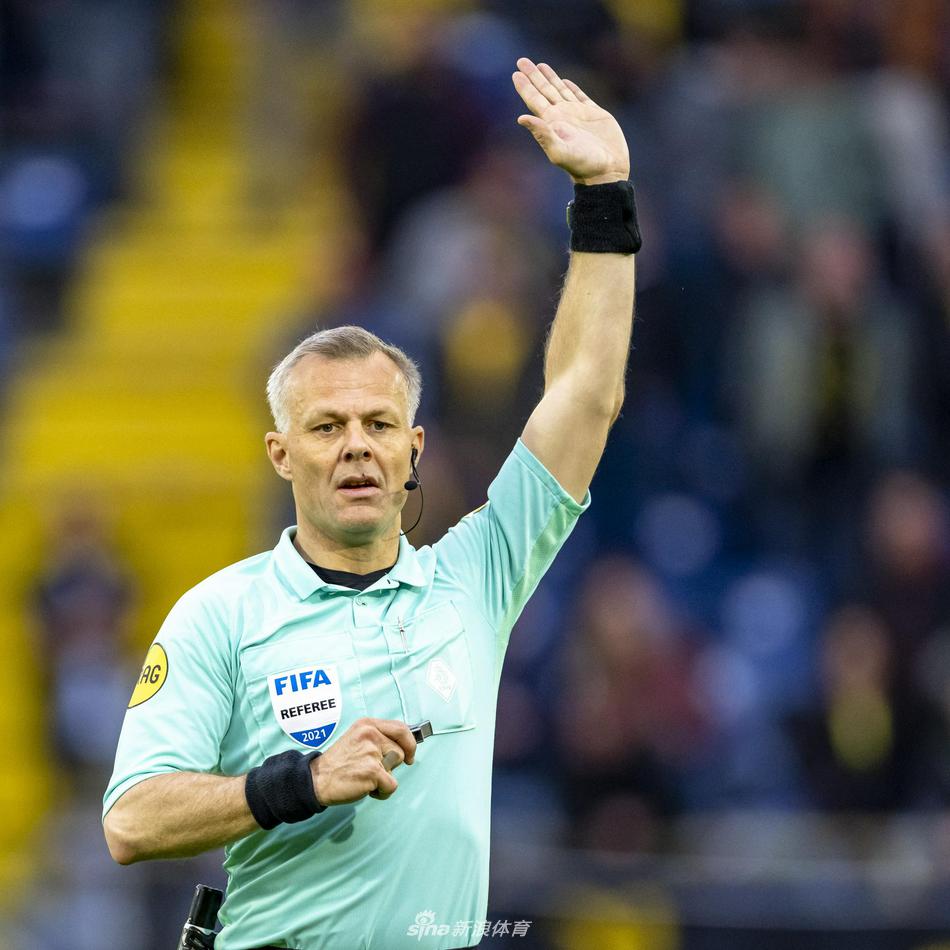 镜头下的库伊佩斯面带微笑，目光如炬，举手投足间流露出一种见惯大场面的从容与自信。