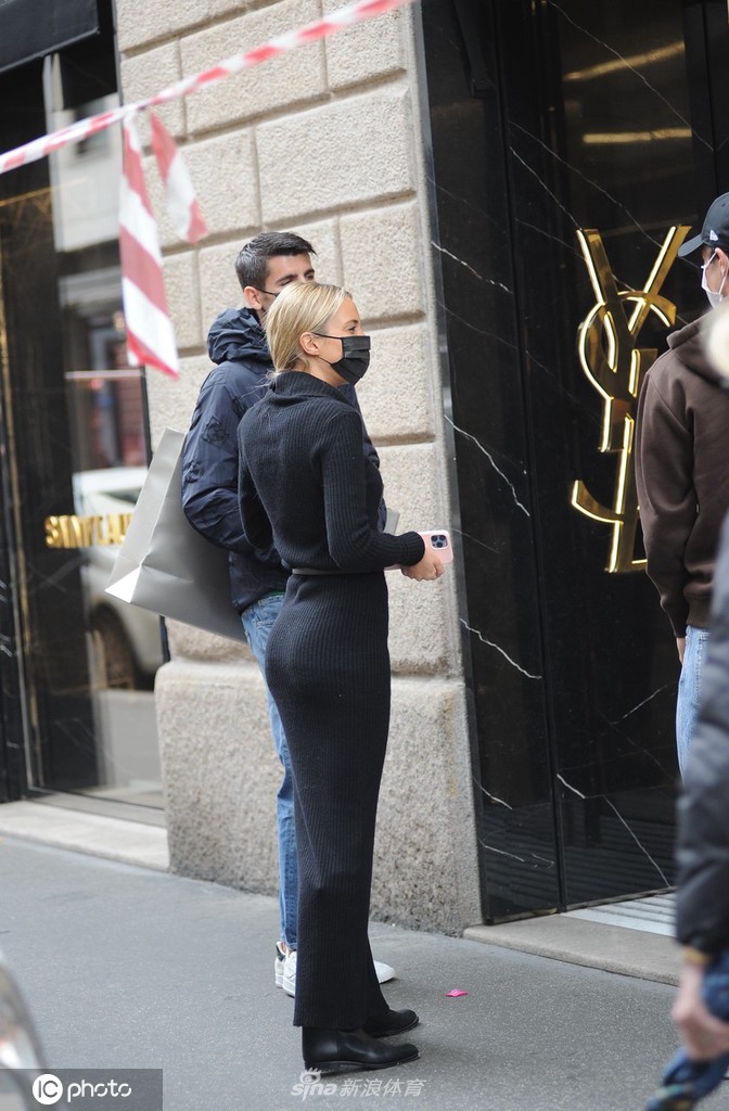 米兰的古老建筑前，莫拉塔轻轻揽住妻子的腰，爱丽丝则依偎在他肩头，画面静止如一幅温馨的油画。