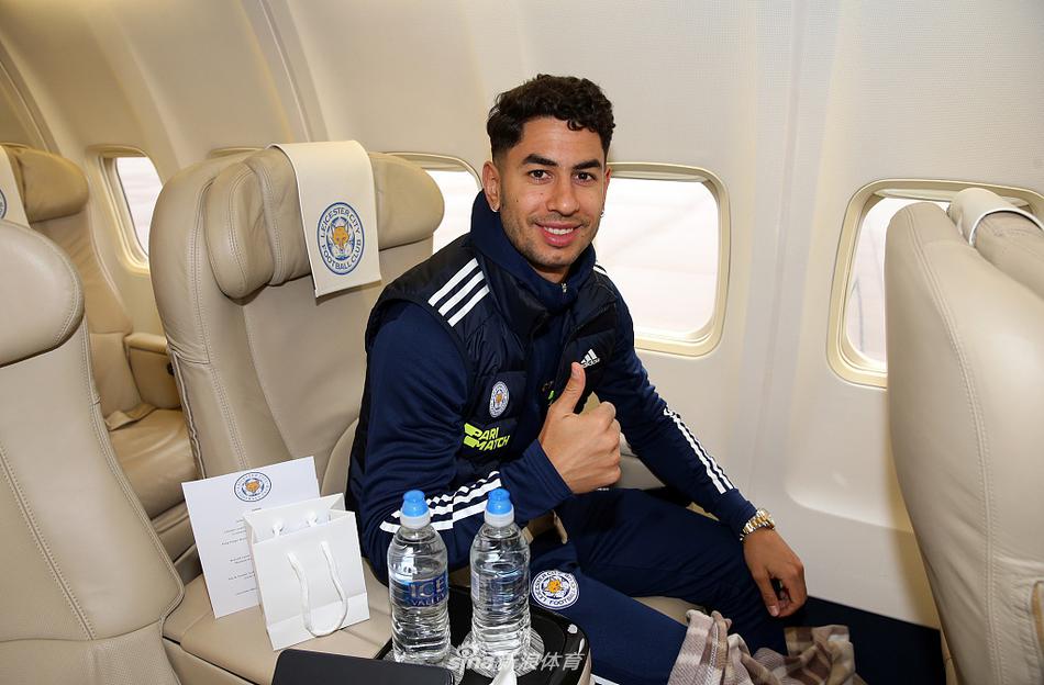 乔杜里推着行李车行进在队伍中，年轻的面庞上写满了对未知战场的渴望，他的背包里装着一个中场球员的硬仗梦想。