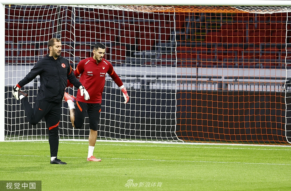 土耳其全队在绿茵场上围成紧密的圆圈，这是团结的象征，也是战前动员的庄严仪式，仿佛在向对手宣告我们不可战胜。