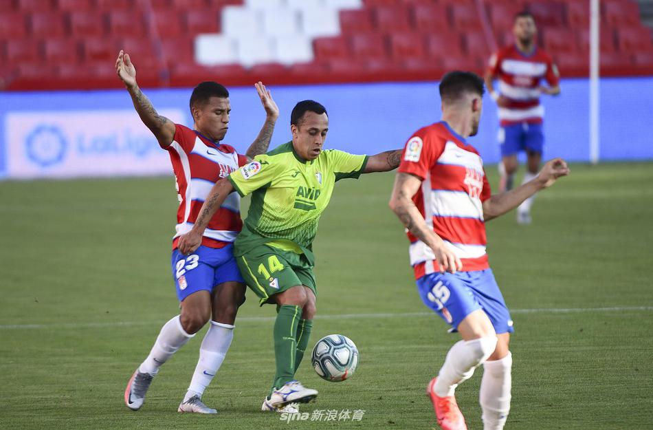 老将索尔达多高高跃起头球破门，皮球砸地后弹入网窝，他身后的防守球员只能望球兴叹。