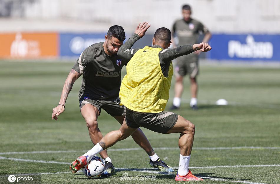 在体能教练的陪同下，苏亚雷斯进行着核心力量的强化训练。阳光勾勒出他略显发福却依然强悍的身体线条，每一次负重深蹲，都像是在积蓄着周末联赛中碾压防线的能量。