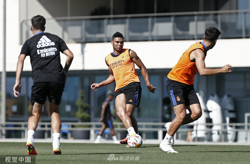 维尼修斯在训练中展现着他标志性的高速突破，年轻的巴西边锋像一阵风掠过训练场，盘带和变向充满了桑巴足球的灵性。