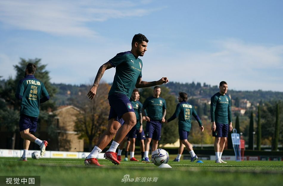 小基耶萨在体能教练的指导下进行爆发力训练，他全力冲刺的姿态宛如一支离弦之箭，肌肉线条在紧身衣下若隐若现，展现了现代职业足球运动员顶级的身体素质与专注力。