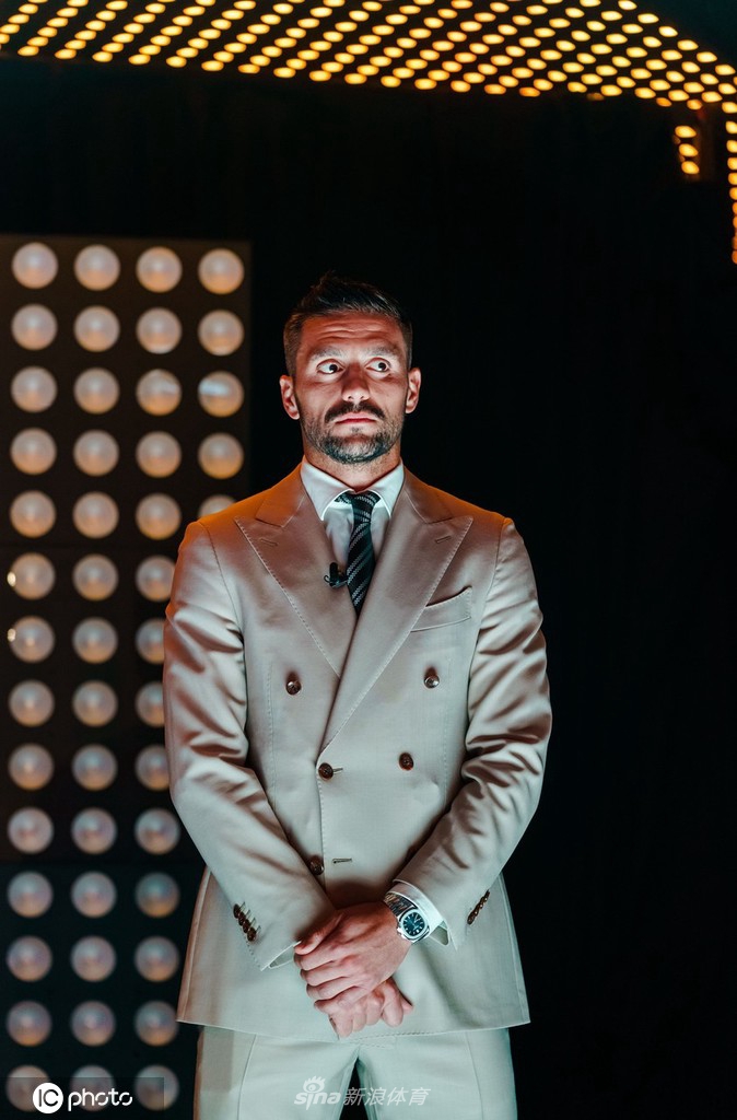 一位年轻新星在领奖后难掩激动之情，他俯下身亲吻了那座象征着个人最高荣誉的奖杯。聚光灯勾勒出他专注的轮廓，仿佛在向世界宣告，一颗荷兰足球的新星正在冉冉升起。