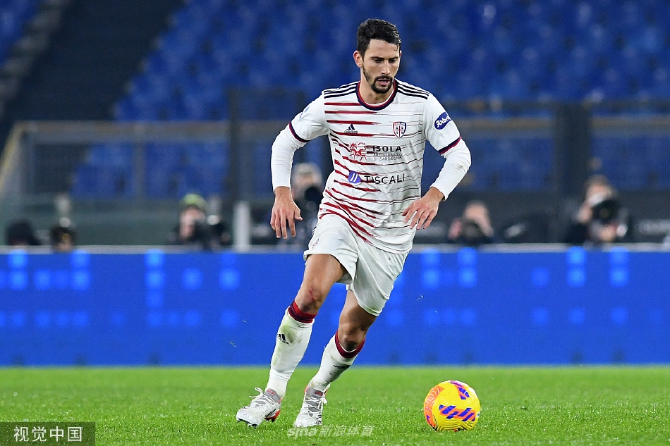 终场哨响，罗马球员们相互击掌拥抱，带着胜利的笑容走向场边感谢主场球迷的支持。